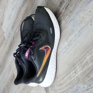 Nike Revolution. 6 Running  Sneaker Sz 5 Youth